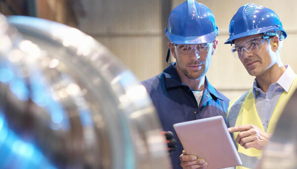 Ingenieros de centrales nucleares en el trabajo